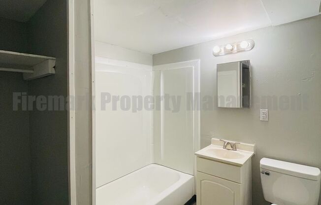 Studio, 1 bath, 650 sqft, $820, Unit 12