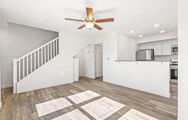2 beds, 2 baths, 880 sqft, $1,599, Unit 660-102