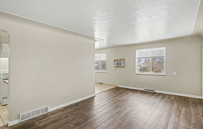 Front Unit - Duplex - 4bed 2bath - Finished Basement! **Special**