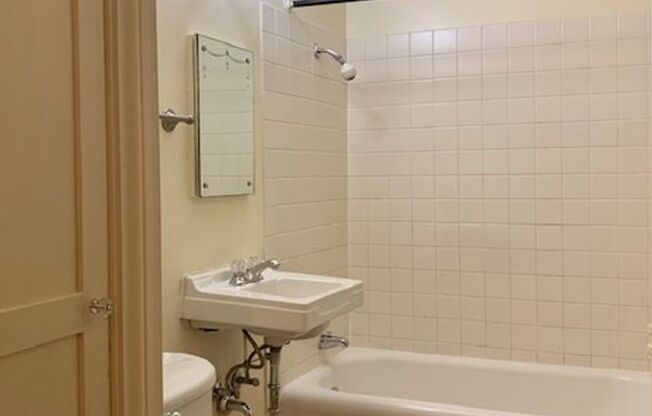 Studio, 1 bath, 425 sqft, $1,425, Unit 06