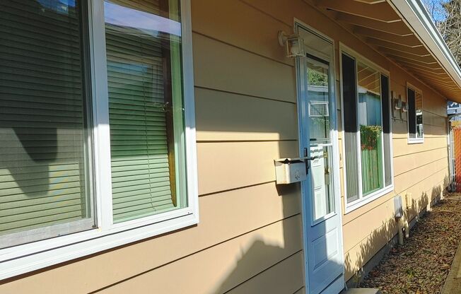 *$500 OFF FIRST FULL MONTH'S RENT* Charming 2-Bed, 1-Bath Remodeled Duplex with Brand New Flooring, Newer Carpet, Remodeled Bathroom, Fireplace, A/C, and Water/Sewer Included – Prime Milwaukie Location!