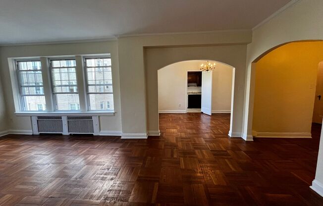 2 beds, 1 bath, 975 sqft, $2,055, Unit Royal York 802