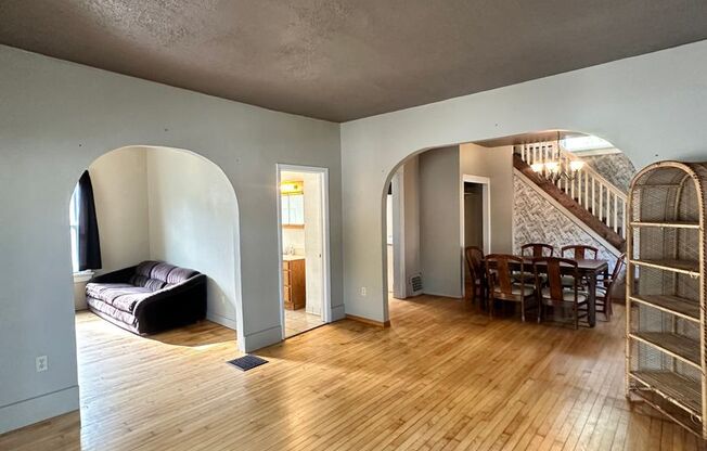 4 Bed Room 2 Bath Big Yard