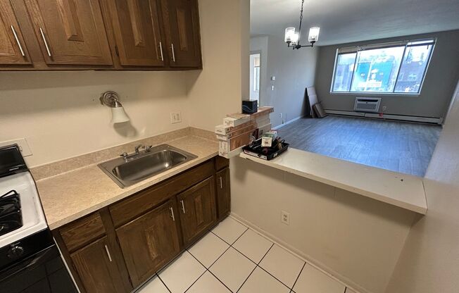 2 beds, 1 bath, $1,325, Unit 213