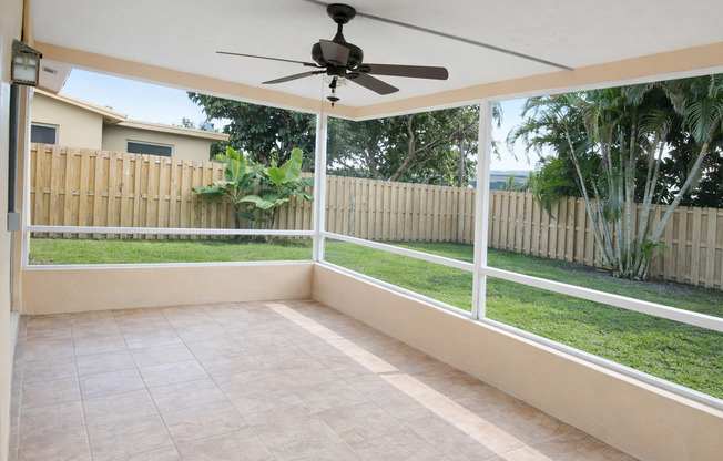 3BED/2BATH house with Large fenced backyard and split floorplan!