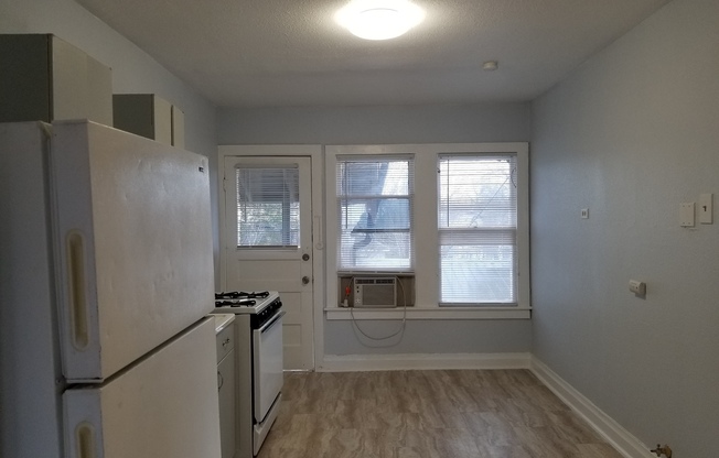 1 bed, 1 bath, 700 sqft, $850, Unit Unit 3