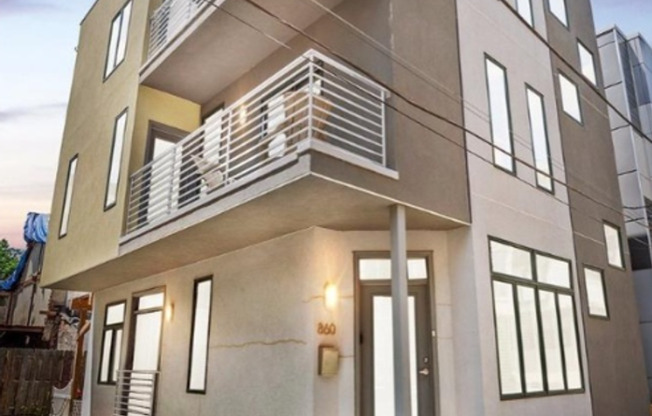 Amazing 4 Bed 4 Bath w/driveway in Northern Liberties!