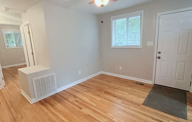 Charming 3-Bedroom Gem with a Screened-In Patio Oasis!