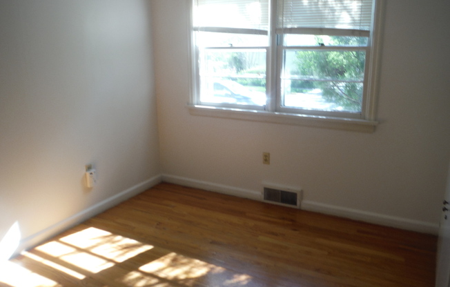 2 beds, 1 bath, $1,700, Unit 1205