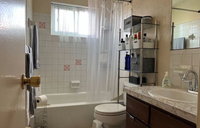 2 beds, 1 bath, 920 sqft, $1,150, Unit 2550-A2