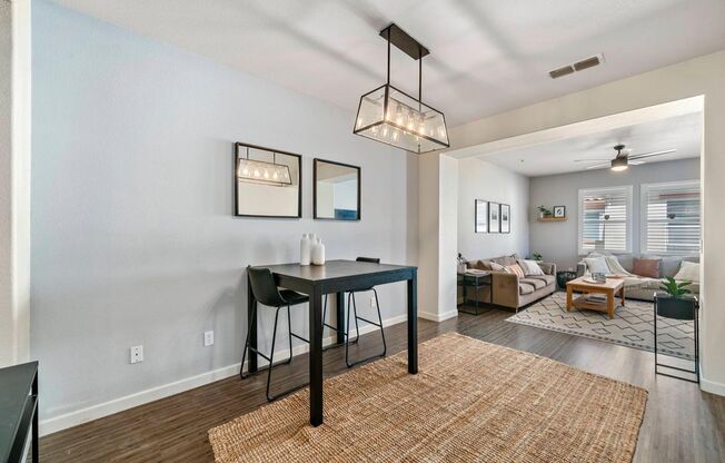 Beautiful 2 bed 2 bath located in Elk Grove!