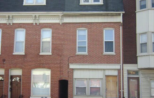 640 W Market St