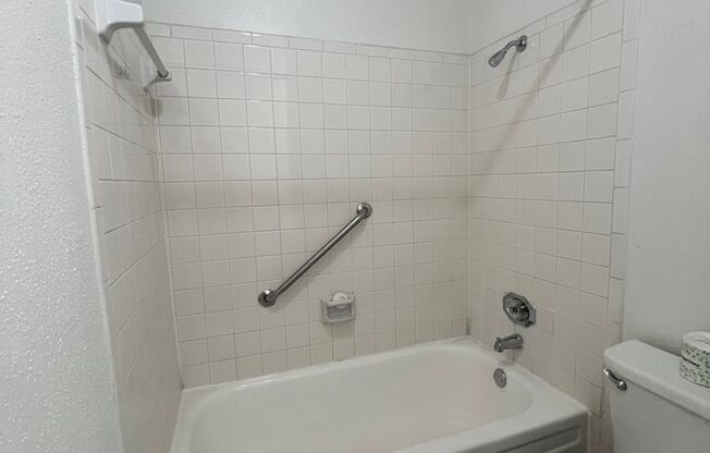 2 beds, 2 baths, 1,000 sqft, $1,275, Unit 401