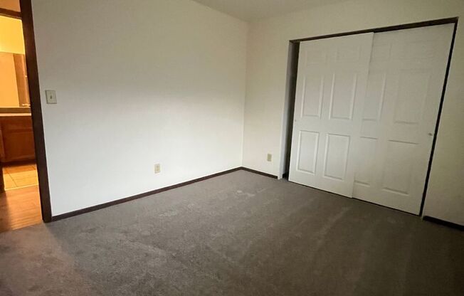 2 beds, 1 bath, $1,125, Unit 646 Unit 103