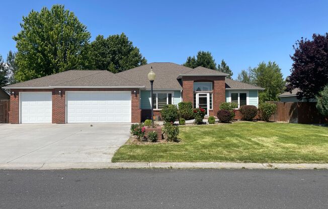 Super Attractive Home in Pelican Point!!