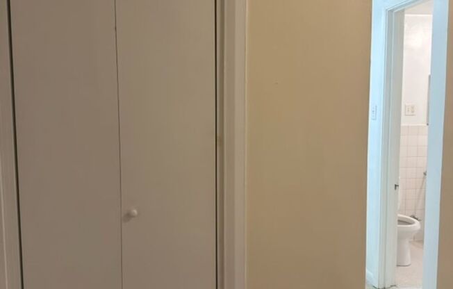 Studio, 1 bath, 323 sqft, $1,175, Unit Old King Edward 331