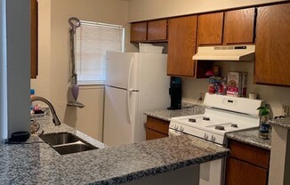 2 beds, 1 bath, 845 sqft, $1,425, Unit B