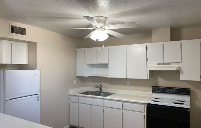 2 beds, 1 bath, 806 sqft, $1,300, Unit 106