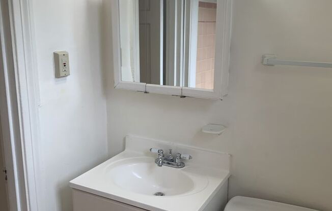 2 beds, 1 bath, $2,250, Unit 301