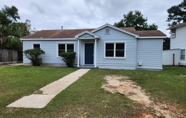 271 Chestnut St Pensacola, FL 32506 MOVE IN SPECIAL!! $250 off 1st Months Rent!!!