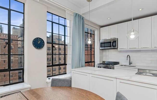 1 bed, 1 bath, $5,600, Unit 15J