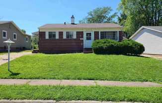 Cozy Three-Bedroom Bungalow in Davenport!