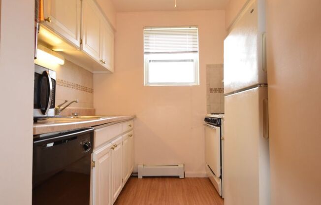 2 beds, 1 bath, 874 sqft, $1,445, Unit L-13