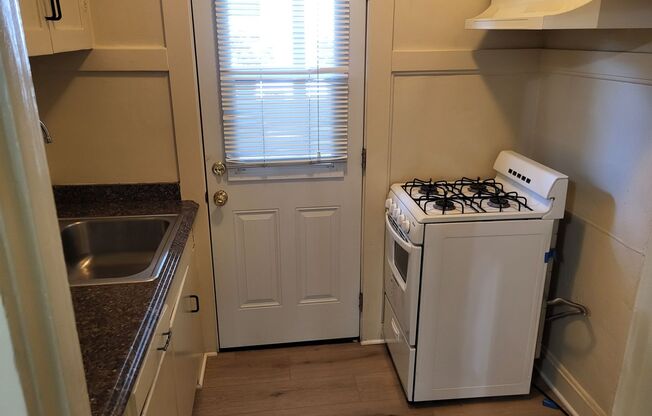 Studio, 1 bath, 325 sqft, $1,600, Unit 06