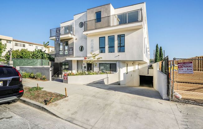 Townhouse in East Hollywood w/ Parking & Private Rooftop Deck!