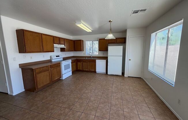 Beautiful 4 Bedroom Home for Rent in Goodyear! **NEW CARPET & NEW PAINT**