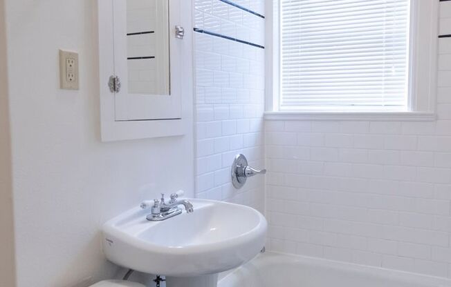 Studio, 1 bath, 425 sqft, $1,200, Unit 102