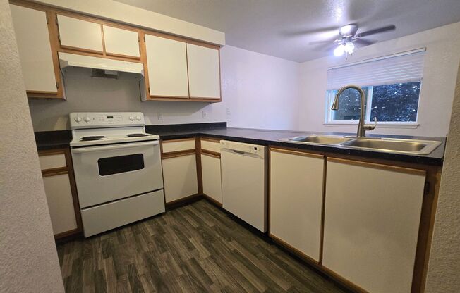 2 beds, 1 bath, 875 sqft, $1,295, Unit 127-75