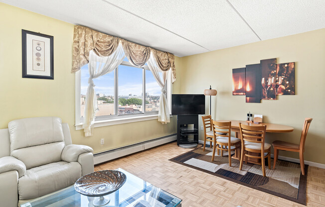 102 BRADHURST AVE