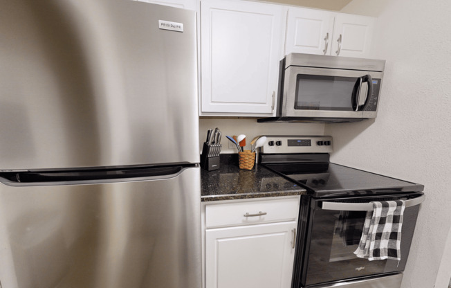 2 beds, 1 bath, 888 sqft, $2,200