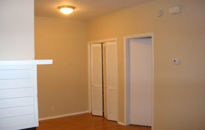 HYDE PARK TERRACE - NORTH CAMPUS - PRIVATE UPDATED 1 BEDROOM FOR AUGUST 2026 PRE-LEASE