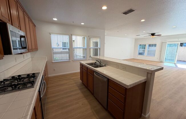 3 beds, 2.5 baths, $2,595, Unit #3014