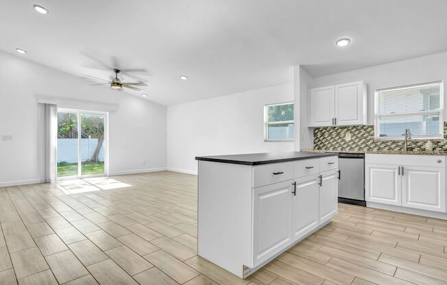 Modern Elegance in St. Petersburg: Newly Built 3 Bed, 2 Bath Home with 1500 sq ft of Stylish Living Space!