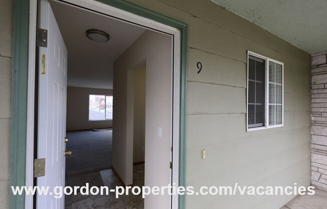 SE Stark St - Mayfair Manor, Gresham upstairs 2 bedroom apartment