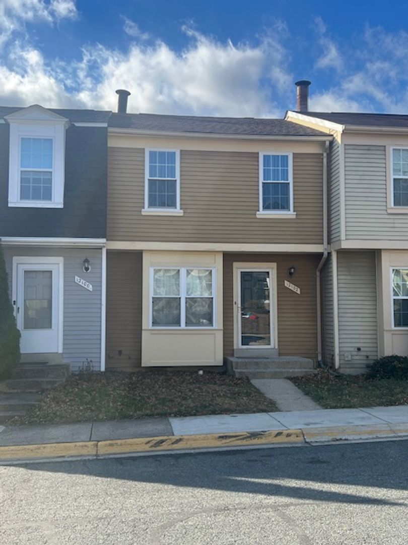 3 LEVEL TOWNHOME IN GUNNERS LAKE VILLAGE