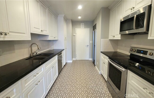 1 bed, 1.5 baths, 1,253 sqft, $5,500, Unit 4C