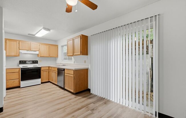 3 beds, 1 bath, 886 sqft, $1,575, Unit 16