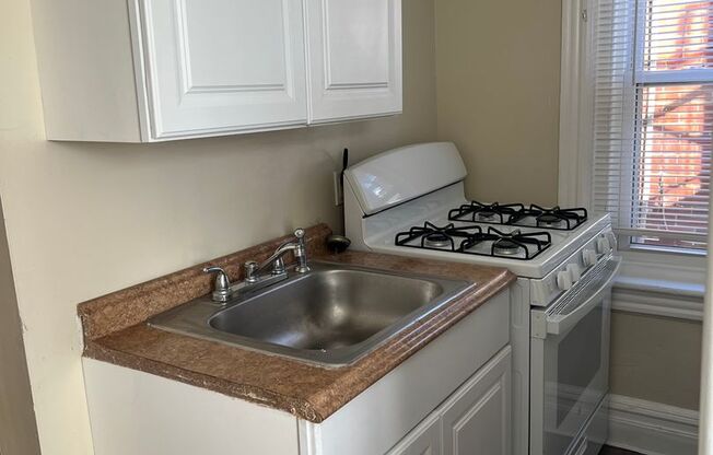 1 bed, 1 bath, $995, Unit 718 W Washington - Apt 2