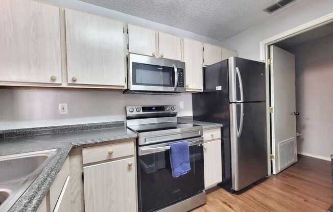 3 beds, 3 baths, $1,700, Unit Unit 527