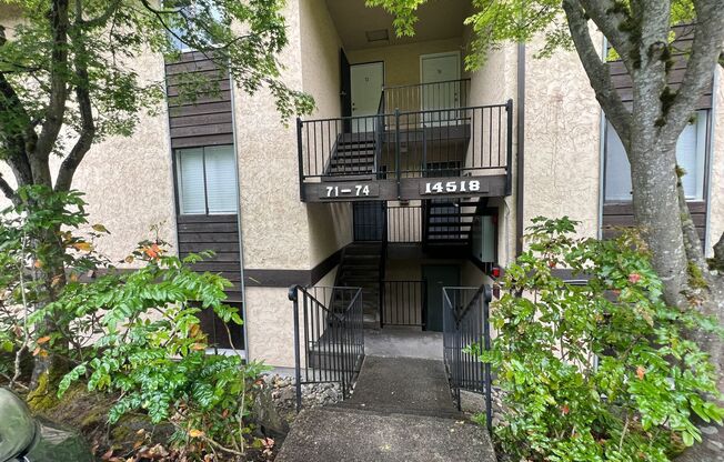 Renovated Top-Floor Condo in Prime Kirkland (Kingsgate) Location!