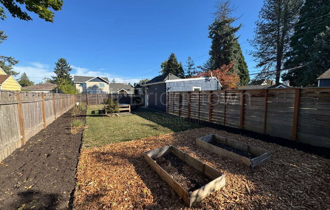 2 beds, 1 bath, 904 sqft, $2,190
