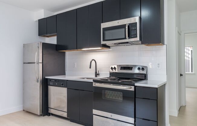 3 beds, 2 baths, 1,015 sqft, $1,890, Unit 14