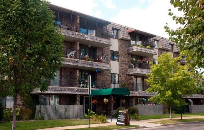 Gold Crest Apartments Exterior, Hopkins, Minnesota