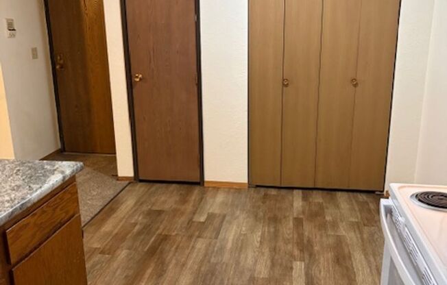 2 beds, 1 bath, 925 sqft, $950, Unit 56