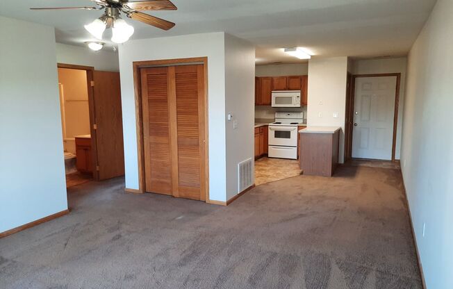 2 beds, 1 bath, 805 sqft, $925, Unit 708