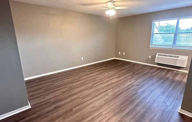 2 beds, 1 bath, 660 sqft, $985, Unit P-05